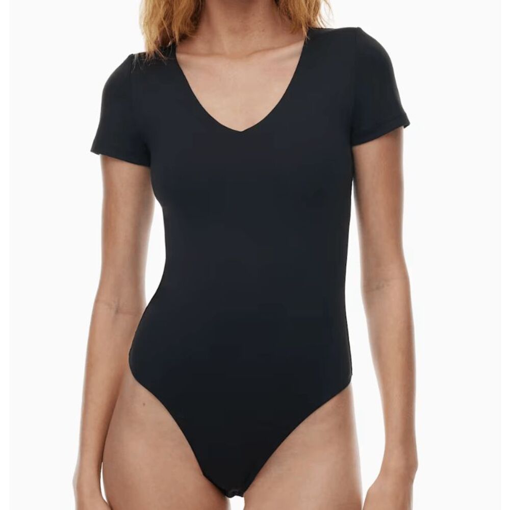 Aritzia Contour V Neck Bodysuit black Short Sleeve Snap Closure Women’s L NEW